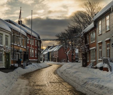 Baklandet Caddesi kar altında. Trondheim, Norveç kışın. Renkli şehir binaları, orijinal eski kasaba bakmak.