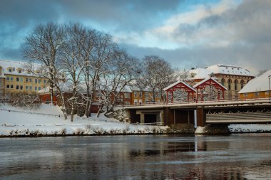 Eski köprünün Gamle Bybro şehir merkezi ile eski şehir Baklandet bağlama denir. Trondheim Norveç, güzel kış manzarası.