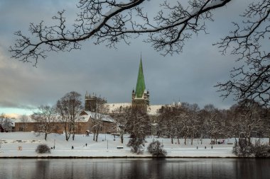 Nidarosdomen Katedrali Trondheim nehirde Nidelva tarafından. Güzel kış. En ünlü Gotik, Norveç Kilisesi.