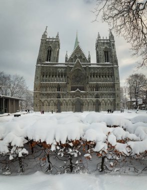 Nidarosdomen Katedrali Trondheim nehirde Nidelva tarafından. Güzel kış. En ünlü Gotik, Norveç Kilisesi. Önden görünüm.