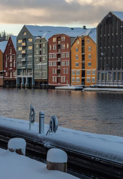 Alte Hölzerne Gebäude Zeitschriften Ufer Der Nidelva Winterzeit Trondheim Norwegen — Stockfoto