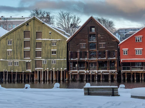 Alte Hölzerne Gebäude Zeitschriften Ufer Der Nidelva Winterzeit Trondheim Norwegen — Stockfoto