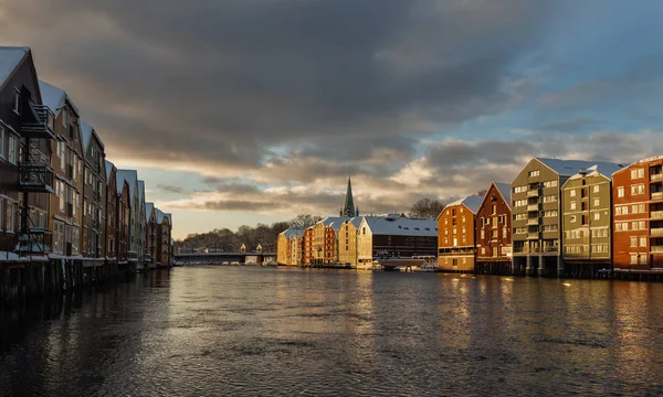 Alte Häuser Und Zeitschriften Fluss Nidelva Trondheim Nidarosdomen Kathedrale Hinten — Stockfoto