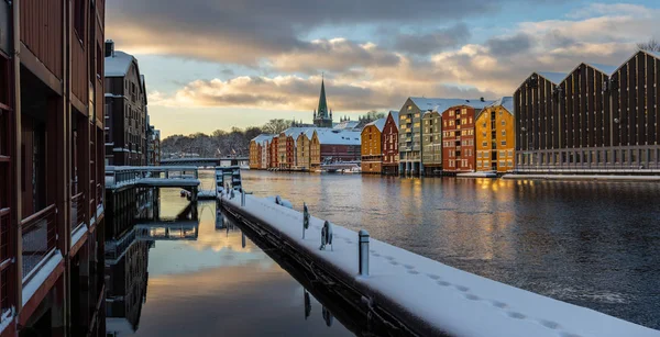 Eski evleri ve dergiler tarafından Trondheim, Nidarosdomen Katedrali arkada nehirde Nidelva. Norveç'te güzel kış saati.
