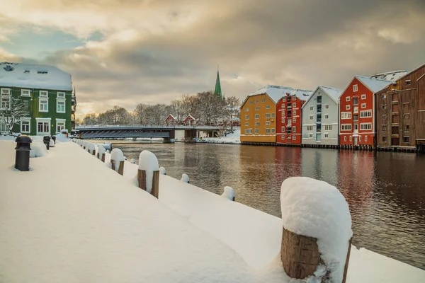 Eski ahşap binalar, dergiler, Nidelva Nehri, kış döneminde Trondheim, Norveç kıyıları tarafından.