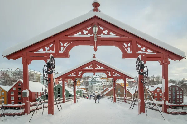 Eski köprünün Gamle Bybro şehir merkezi ile eski şehir Baklandet bağlama denir. Trondheim Norveç, güzel kış manzarası.