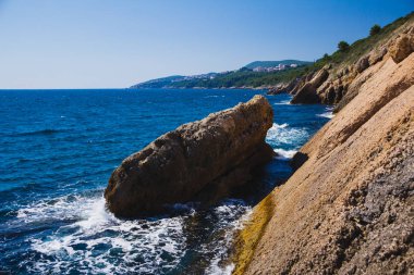 Karadağ'ın Adriyatik Denizi kıyısında. Yaz aylarında seyahat. Dalgalı suları ve güzel güneşli hava.