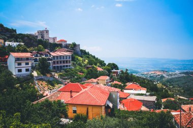 Arnavut binalar oda. Yaz tatil gezisi. Güney Avrupa'nın turistik cazibe. Orijinal mimarisi ve eski binalar.