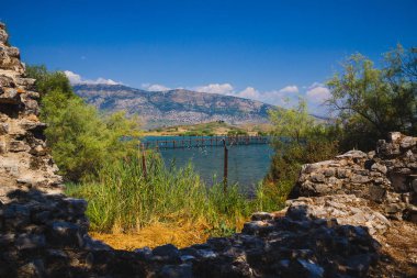 Antik kenti Butrint (Buthrotum) - Arnavutluk turistik cazibe. Yaz aylarında seyahat. Muhteşem taş mimarisi ile şaşırtıcı orijinal eski şehir.