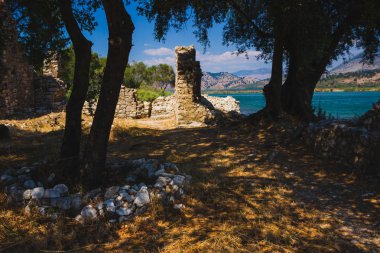 Antik kenti Butrint (Buthrotum) - Arnavutluk turistik cazibe. Yaz aylarında seyahat. Muhteşem taş mimarisi ile şaşırtıcı orijinal eski şehir.
