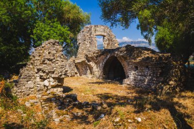 Antik kenti Butrint (Buthrotum) - Arnavutluk turistik cazibe. Yaz aylarında seyahat. Muhteşem taş mimarisi ile şaşırtıcı orijinal eski şehir.