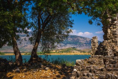 Antik kenti Butrint (Buthrotum) - Arnavutluk turistik cazibe. Yaz aylarında seyahat. Muhteşem taş mimarisi ile şaşırtıcı orijinal eski şehir.