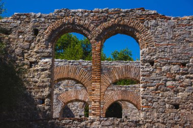 Antik kenti Butrint (Buthrotum) - Arnavutluk turistik cazibe. Yaz aylarında seyahat. Muhteşem taş mimarisi ile şaşırtıcı orijinal eski şehir.