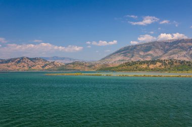 Göl manzaralı Butrint - Buthrotum içinde. Turistik tarihi cazibe. Yaz tatili Arnavutluk.