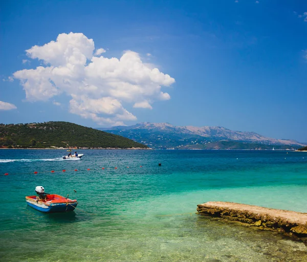 Pięknego Morza Adriatyckiego Brzegu Albanii Plaży Miejscowości Ksamil Letnie Wakacje — Zdjęcie stockowe