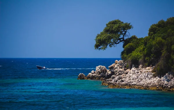 Pięknego Morza Adriatyckiego Brzegu Albanii Plaży Miejscowości Ksamil Letnie Wakacje — Zdjęcie stockowe