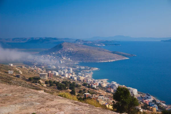 Adriyatik Denizi kıyıları Saranda, Arnavutluk, yaz aylarında tatil. Turistik yer.