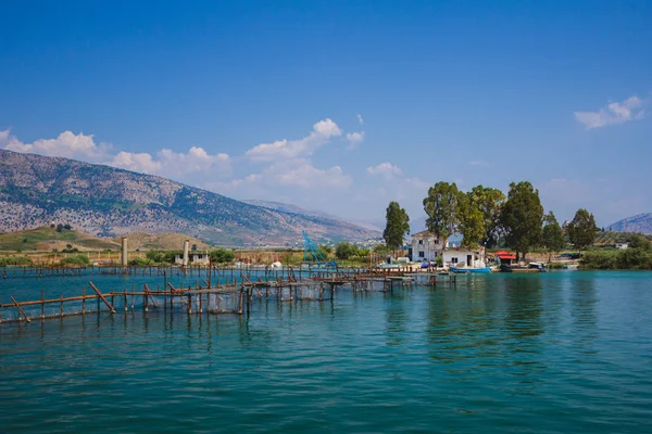 Göl manzaralı Butrint - Buthrotum içinde. Turistik tarihi cazibe. Yaz tatili Arnavutluk.