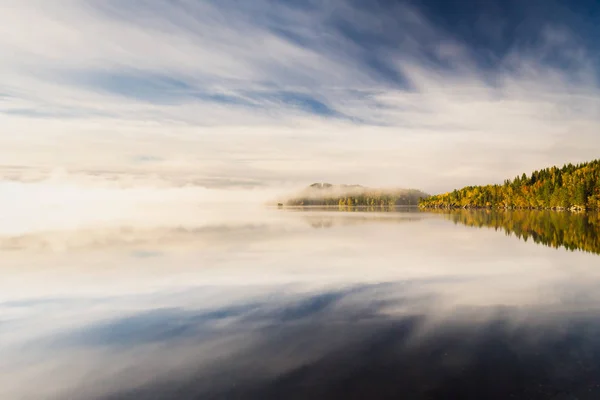 Foggy Manhã Outonal Junto Lago Jonsvatnet Luz Natural Nascer Sol — Fotografia de Stock