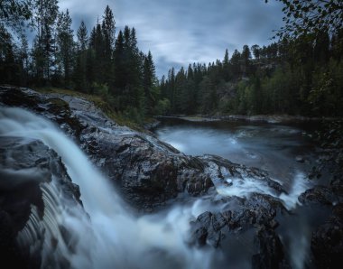 Norveç'in boreal ormanları akşam havasında. Şelaleler Homla nehrinde. Uzun pozlama vurdu. Doğal ışık ve renkler.