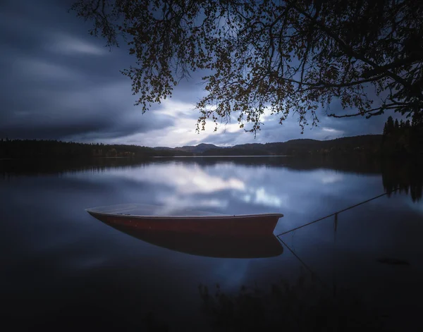 Охлажденная Лодка Берегу Озера Норвегия Красивое Осеннее Время Спокойная Вода — стоковое фото