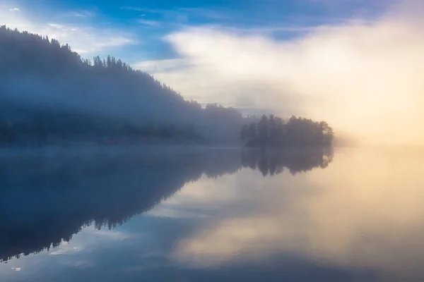 Mglisty Jesienny Poranek Przez Jezioro Jonsvatnet Światło Naturalne Sunrise Obszar — Zdjęcie stockowe