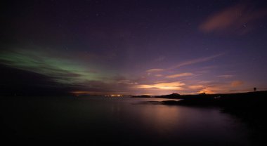 Yükselen ayın üstünden Atlantic Ocean Road - Atlanterhavsveien, Norveç'te. Kış gecesi ünlü bu yolu üzerinde.