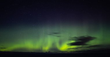 Aurora Borealis Atlantic Ocean Road - Atlanterhavsveien kış gecesi görüldü Kuzey ışıkları. Norveç kış. Güzel yıldızlı gökyüzü ve yeşil ışık.