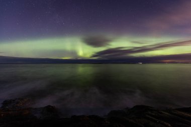 Aurora Borealis Atlantic Ocean Road - Atlanterhavsveien kış gecesi görüldü Kuzey ışıkları. Norveç kış. Güzel yıldızlı gökyüzü ve yeşil ışık.