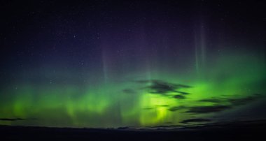 Aurora Borealis Atlantic Ocean Road - Atlanterhavsveien kış gecesi görüldü Kuzey ışıkları. Norveç kış. Güzel yıldızlı gökyüzü ve yeşil ışık.
