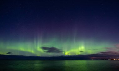 Aurora Borealis Atlantic Ocean Road - Atlanterhavsveien kış gecesi görüldü Kuzey ışıkları. Norveç kış. Güzel yıldızlı gökyüzü ve yeşil ışık.