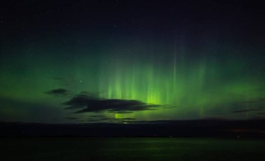 Aurora Borealis Atlantic Ocean Road - Atlanterhavsveien kış gecesi görüldü Kuzey ışıkları. Norveç kış. Güzel yıldızlı gökyüzü ve yeşil ışık.