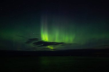 Aurora Borealis Atlantic Ocean Road - Atlanterhavsveien kış gecesi görüldü Kuzey ışıkları. Norveç kış. Güzel yıldızlı gökyüzü ve yeşil ışık.