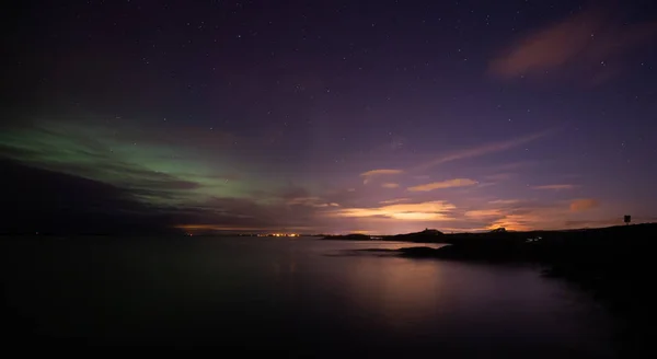 Yükselen ayın üstünden Atlantic Ocean Road - Atlanterhavsveien, Norveç'te. Kış gecesi ünlü bu yolu üzerinde.