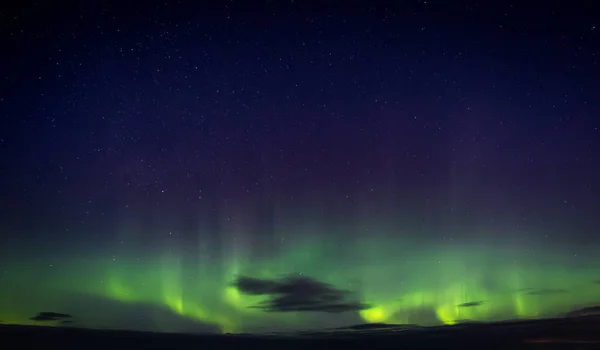 Aurora Borealis Atlantic Ocean Road - Atlanterhavsveien kış gecesi görüldü Kuzey ışıkları. Norveç kış. Güzel yıldızlı gökyüzü ve yeşil ışık.