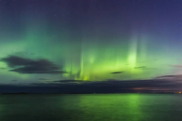 Aurora Borealis Atlantic Ocean Road - Atlanterhavsveien kış gecesi görüldü Kuzey ışıkları. Norveç kış. Güzel yıldızlı gökyüzü ve yeşil ışık.