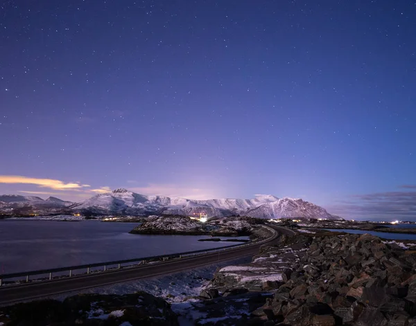 Gece ay ve Norveç'te Atlantic Ocean Road (Atlanterhavsveien) görünümü ile. Kış manzara ve renkler.