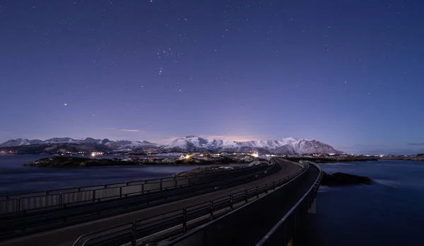 Noche Con Luna Vista Carretera Del Océano Atlántico Atlanterhavsveien Noruega — Foto de Stock