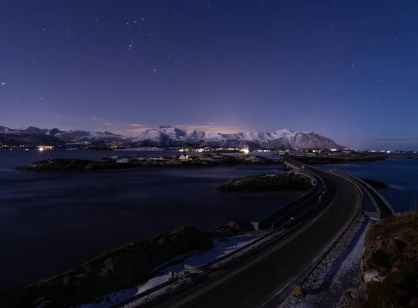 Noc Księżyca Widok Ocean Atlantycki Road Atlanterhavsveien Norwegii Okresie Zimowym — Zdjęcie stockowe