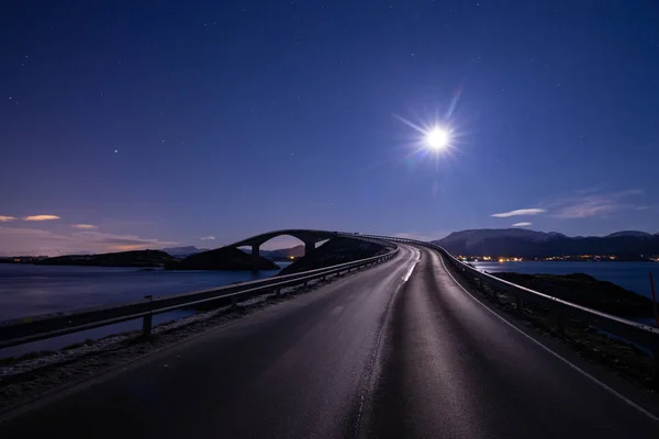 Gece ay ve Norveç'te Atlantic Ocean Road (Atlanterhavsveien) görünümü ile. Kış manzara ve renkler. Storseisundbrua köprüde görüntülemek.