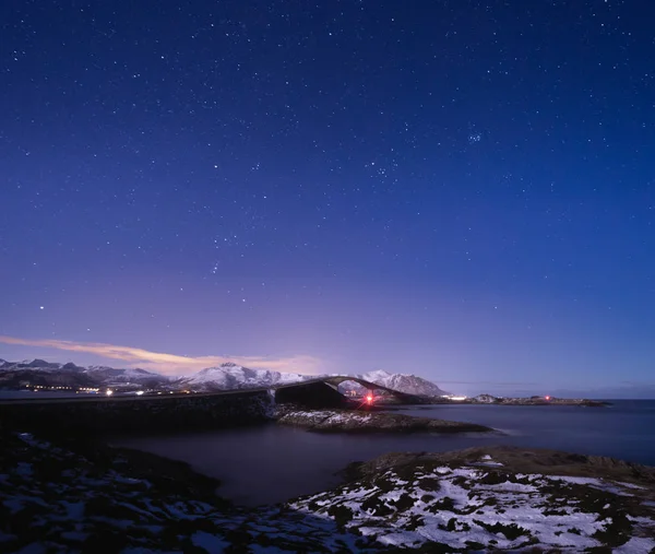 Noc Księżyca Widok Ocean Atlantycki Road Atlanterhavsveien Norwegii Okresie Zimowym — Zdjęcie stockowe
