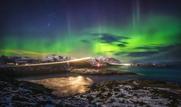 Céu Noturno Incrível Com Aurora Borealis Sobre Atlantic Ocean Road — Fotografia de Stock