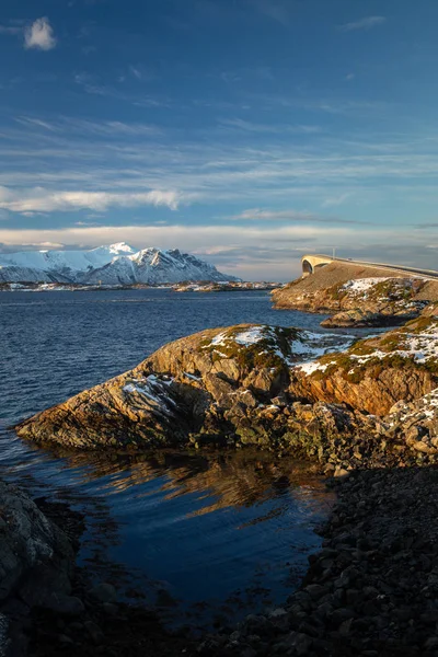 Atlantic Ocean Road Atlanterhavsvegen Dia Ensolarado Inverno Ponte Alta Famosa — Fotografia de Stock