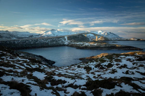 Atlantic Ocean Road Atlanterhavsvegen Dia Ensolarado Inverno Ponte Alta Famosa — Fotografia de Stock