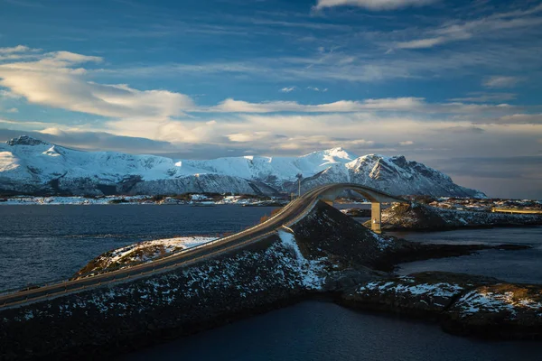 Atlantic Ocean Road Atlanterhavsvegen Dia Ensolarado Inverno Ponte Alta Famosa — Fotografia de Stock