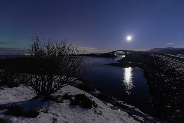 Natt Med Månen Och Syn Atlanterhavsveien Atlanterhavsveien Norge Vintern Landskap Stockfoto