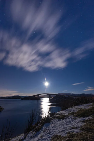 Natt Med Månen Och Syn Atlanterhavsveien Atlanterhavsveien Norge Vintern Landskap Stockbild