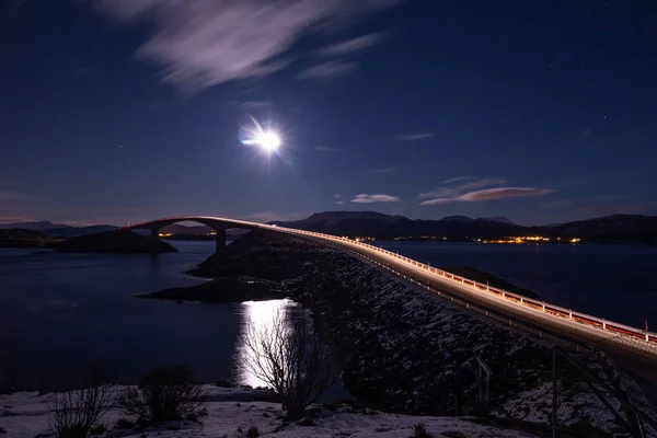 Noche Con Luna Vista Carretera Del Océano Atlántico Atlanterhavsveien Noruega Imagen de stock