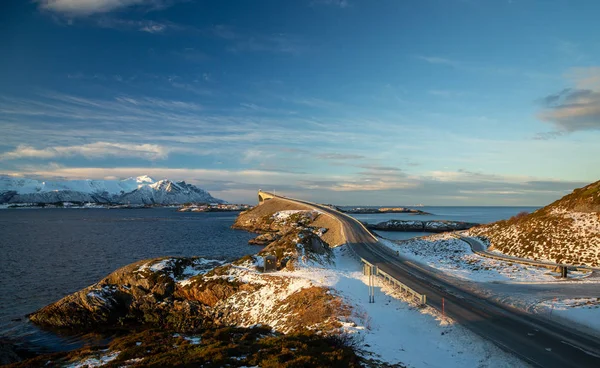 Atlantic Ocean Road Atlanterhavsvegen Invierno Día Soleado Famoso Puente Alto Imágenes de stock libres de derechos