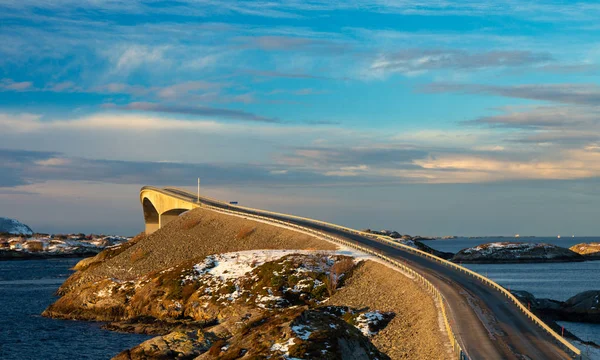 Atlantic Ocean Road Atlanterhavsvegen Invierno Día Soleado Famoso Puente Alto Imagen de archivo